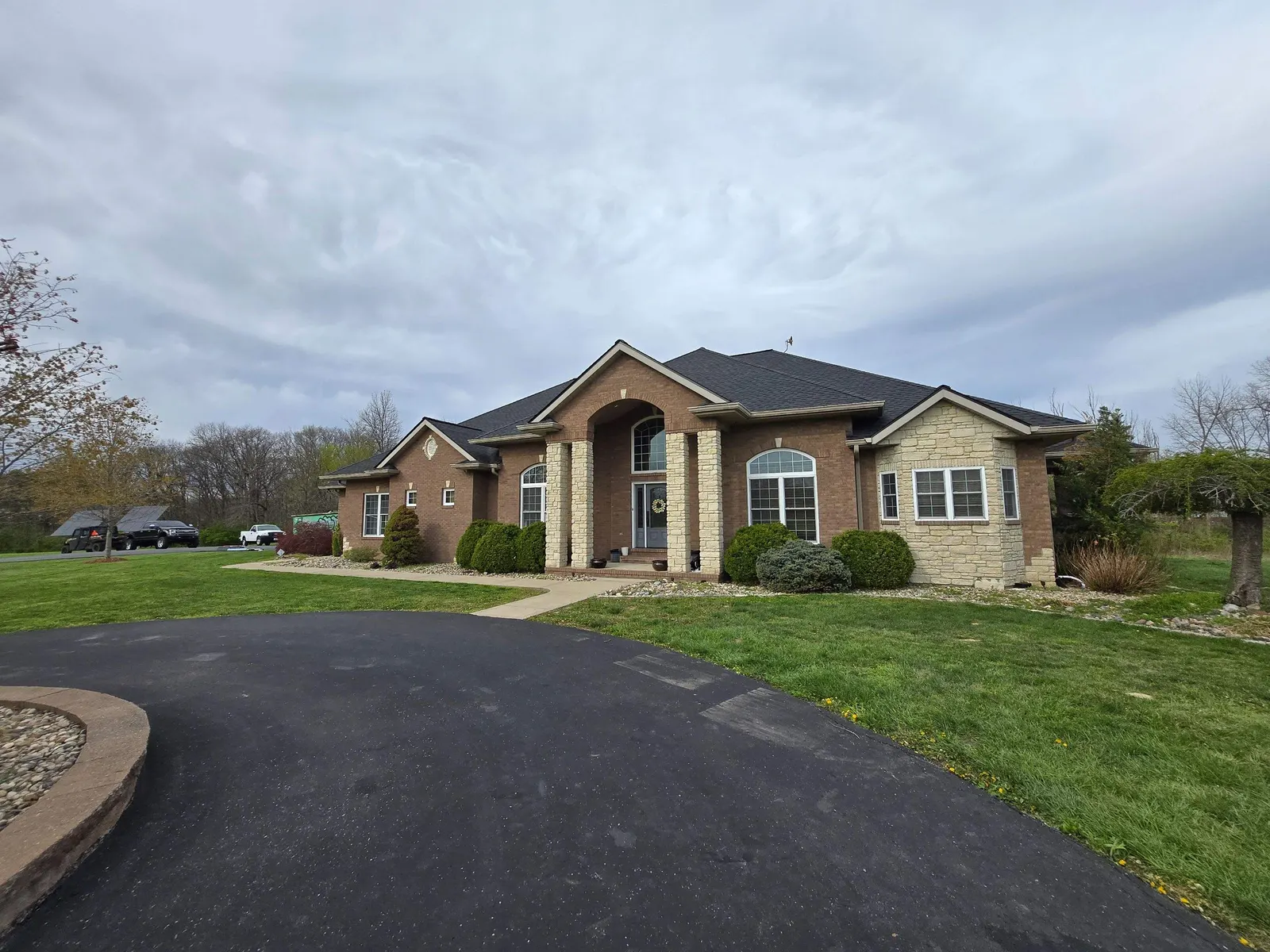 Finished architectural shingle roof on a brick and stone ranch home in Millstadt, IL